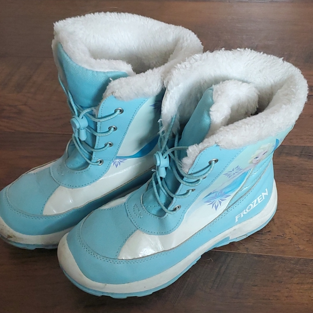 Frozen/Elsa kids snow boot. Light blue.